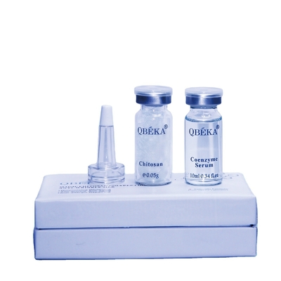 Jeugdige lippen met perfecte jeugd serum huid revitaliserende magie en chitosan polypeptide
